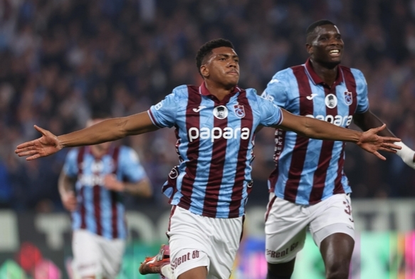 Onuachu ile Augusto zirvede