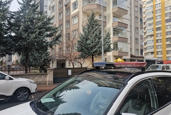 Kendi karsn ldrmeye geldi, grevlinin karsn ldrd