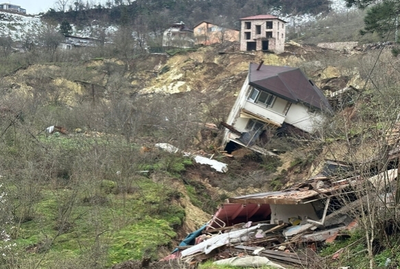 Ordu'da heyelan: Evler y�k�ld�!