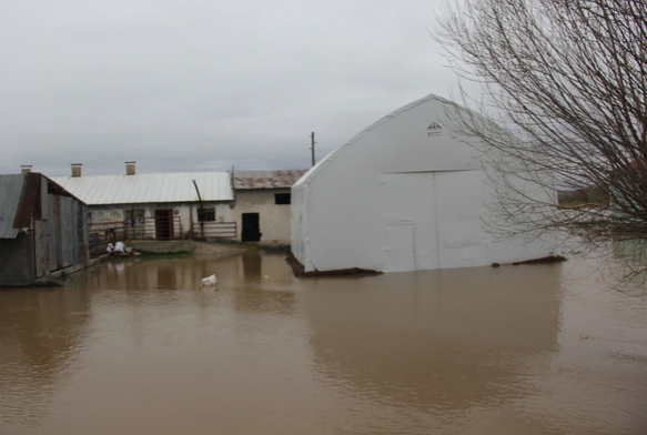 Baraj ta�t�, k�y tamamen sular alt�nda kald�