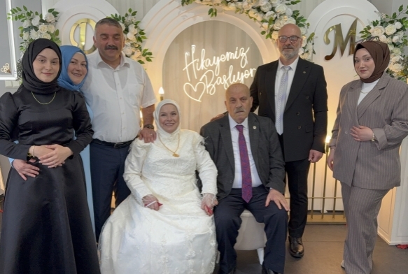 Ka�arak evlenen �ift d���n yapt�